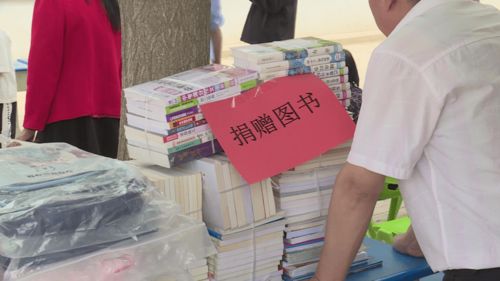 嘉峪关市驻环县虎洞镇帮扶队员为贾塬小学捐赠文体用品