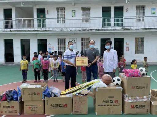 六一将至,德庆这山村60名小朋友提前收礼物,好高兴